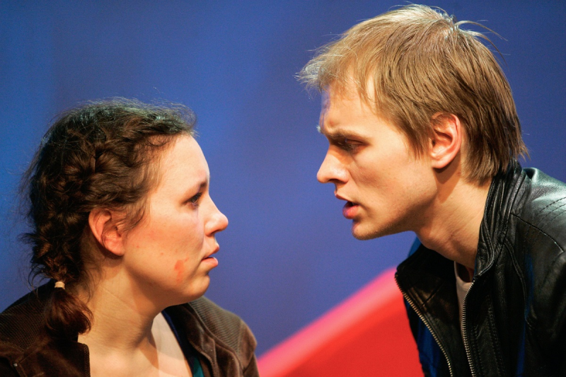 File:Leht, Marko (Maggie – Jekaterina Kordas, Eliot – Marko Leht. Stenhami „Kihvad”. VAT Teater, 2011, foto Siim Vahur).jpg